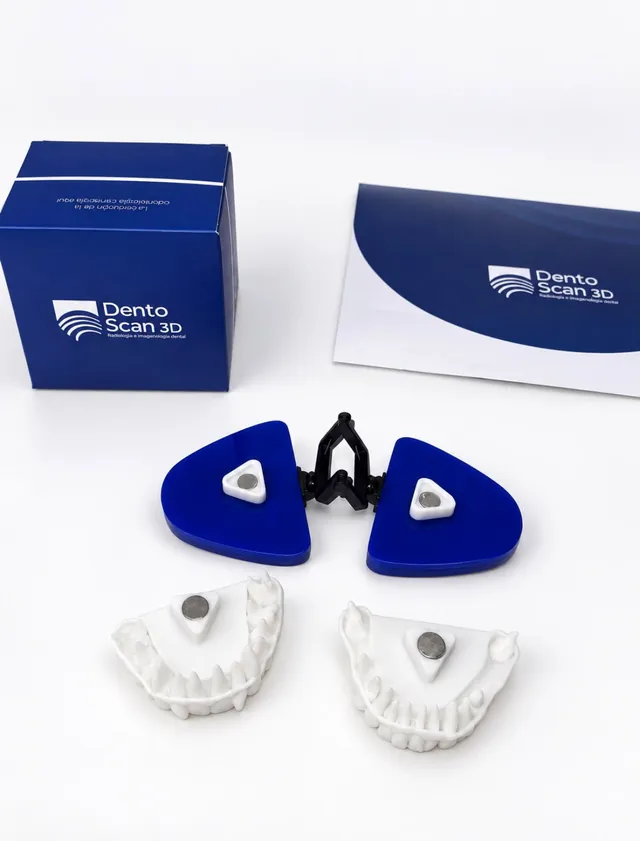 Arcadas superior e inferior del modelo 4D junto a la caja y la carpeta de Dento Scan 3D