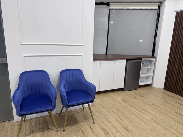 Sillones de terciopelo azul en la sala de espera