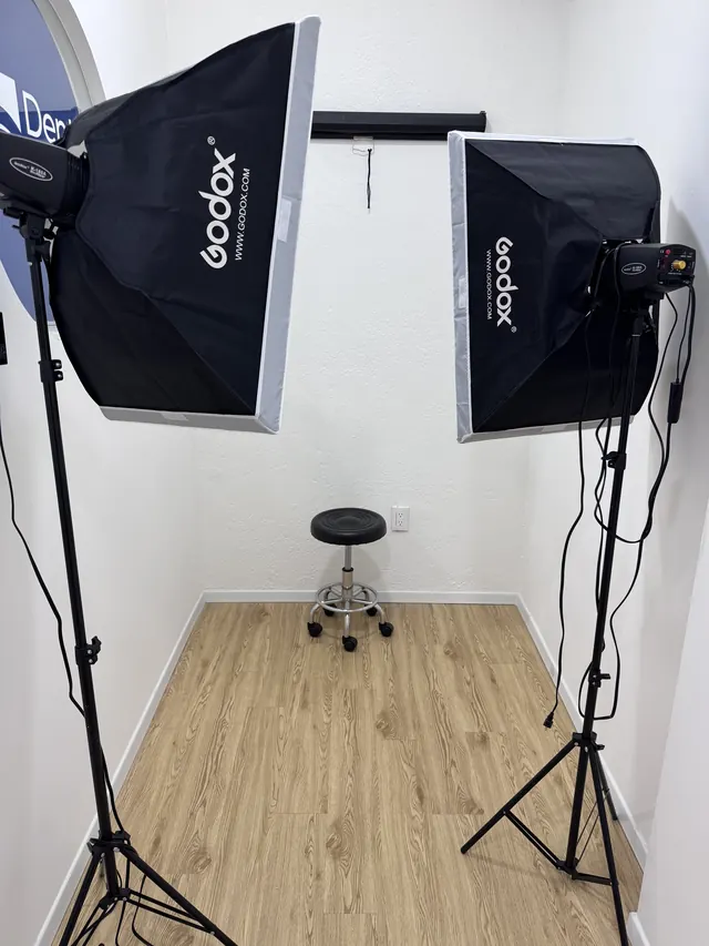 Estudio de fotografía clínica con dos lámparas de estudio