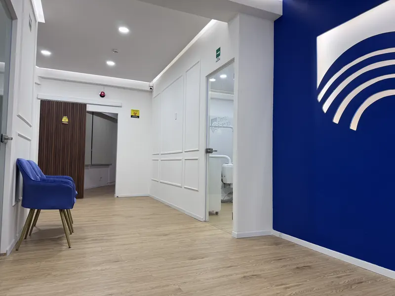 Pasillo y sala de espera con muro azul