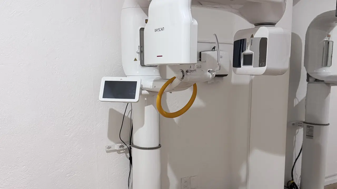 Tomógrafo dental Cone Beam en la sala de rayos X
