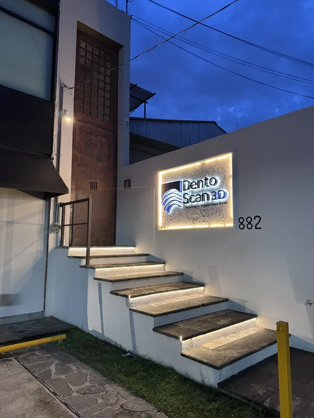Entrada de Dento Scan 3D: escalera, puerta y letrero iluminado, número 882